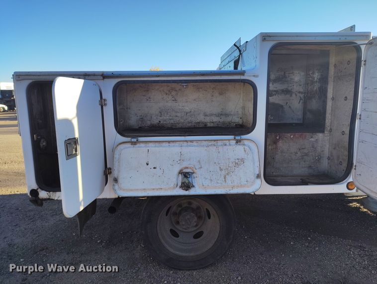 image for item IP9743 2000 Ford F450 Super Duty utility / service truck