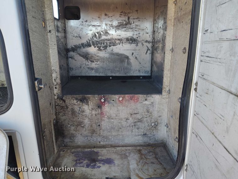 image for item IP9743 2000 Ford F450 Super Duty utility / service truck