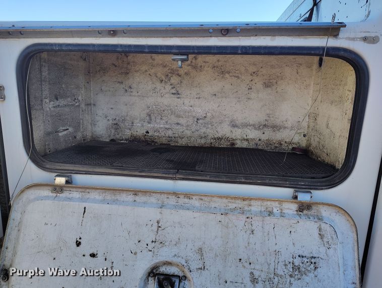 image for item IP9743 2000 Ford F450 Super Duty utility / service truck