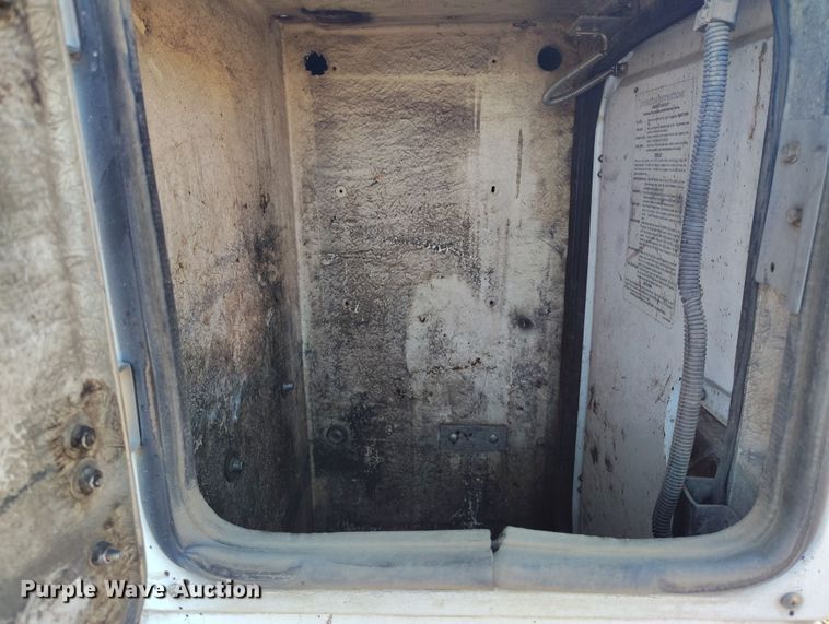 image for item IP9743 2000 Ford F450 Super Duty utility / service truck