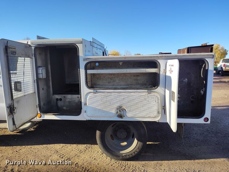 image for item IP9743 2000 Ford F450 Super Duty utility / service truck