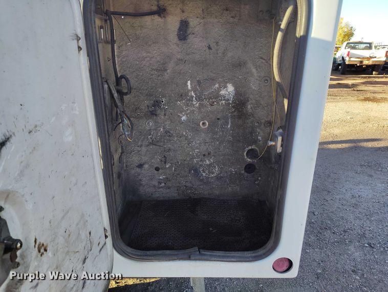 image for item IP9743 2000 Ford F450 Super Duty utility / service truck