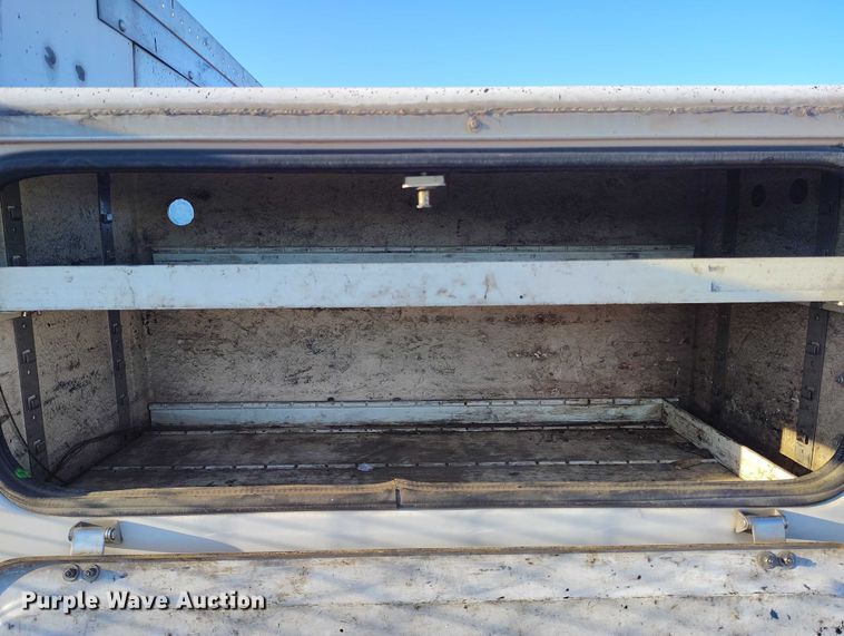 image for item IP9743 2000 Ford F450 Super Duty utility / service truck