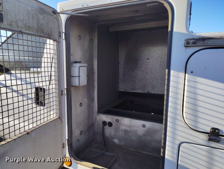 image for item IP9743 2000 Ford F450 Super Duty utility / service truck