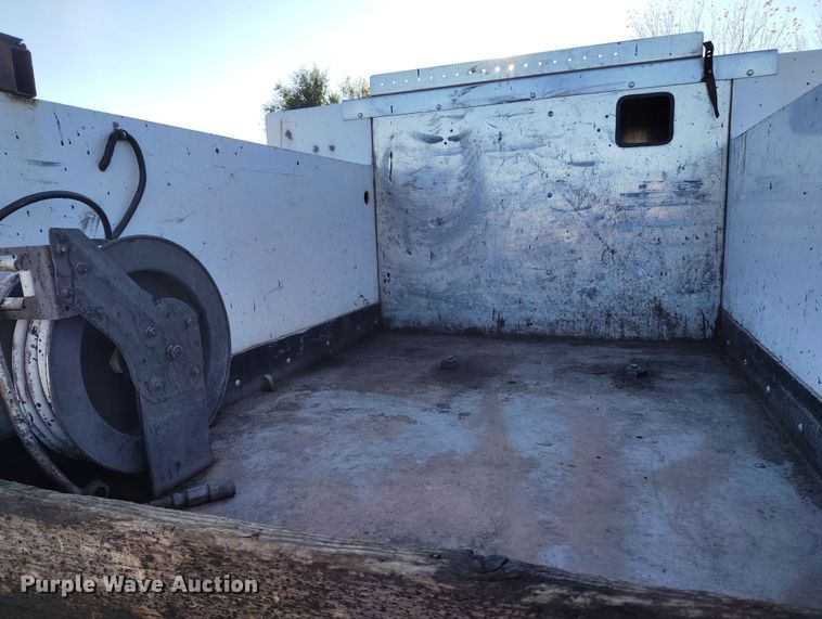 image for item IP9743 2000 Ford F450 Super Duty utility / service truck