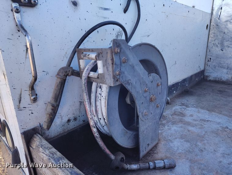 image for item IP9743 2000 Ford F450 Super Duty utility / service truck