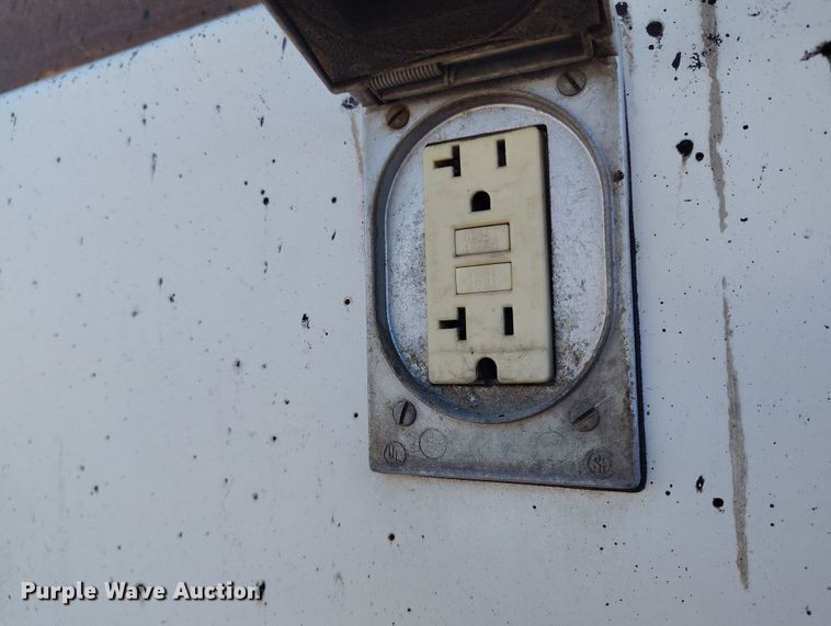 image for item IP9743 2000 Ford F450 Super Duty utility / service truck