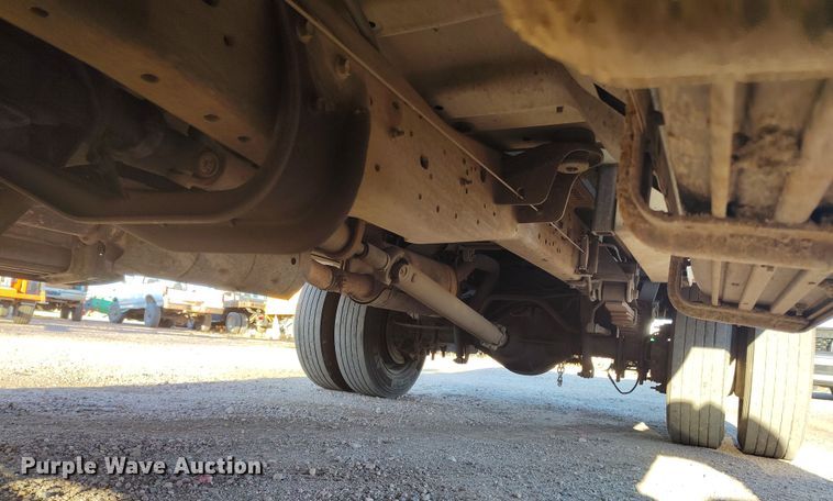 image for item IP9743 2000 Ford F450 Super Duty utility / service truck