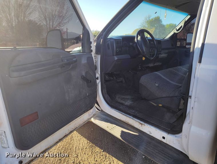 image for item IP9743 2000 Ford F450 Super Duty utility / service truck