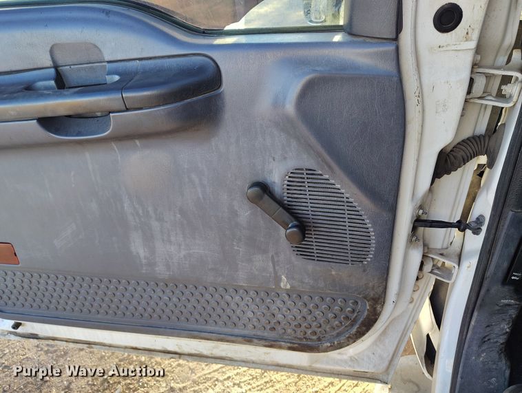 image for item IP9743 2000 Ford F450 Super Duty utility / service truck