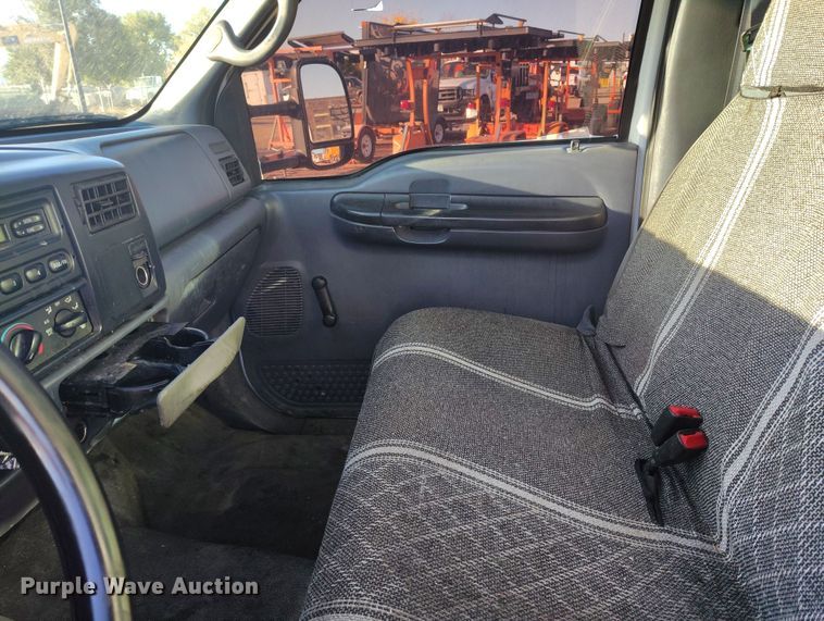 image for item IP9743 2000 Ford F450 Super Duty utility / service truck