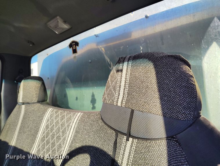 image for item IP9743 2000 Ford F450 Super Duty utility / service truck