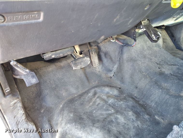 image for item IP9743 2000 Ford F450 Super Duty utility / service truck