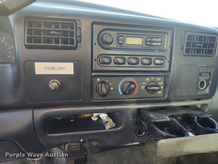 image for item IP9743 2000 Ford F450 Super Duty utility / service truck