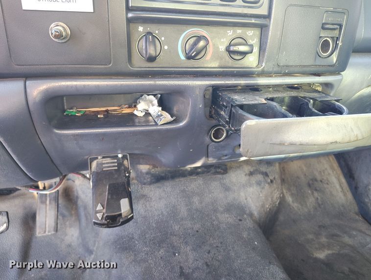 image for item IP9743 2000 Ford F450 Super Duty utility / service truck