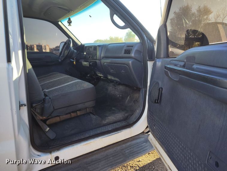 image for item IP9743 2000 Ford F450 Super Duty utility / service truck