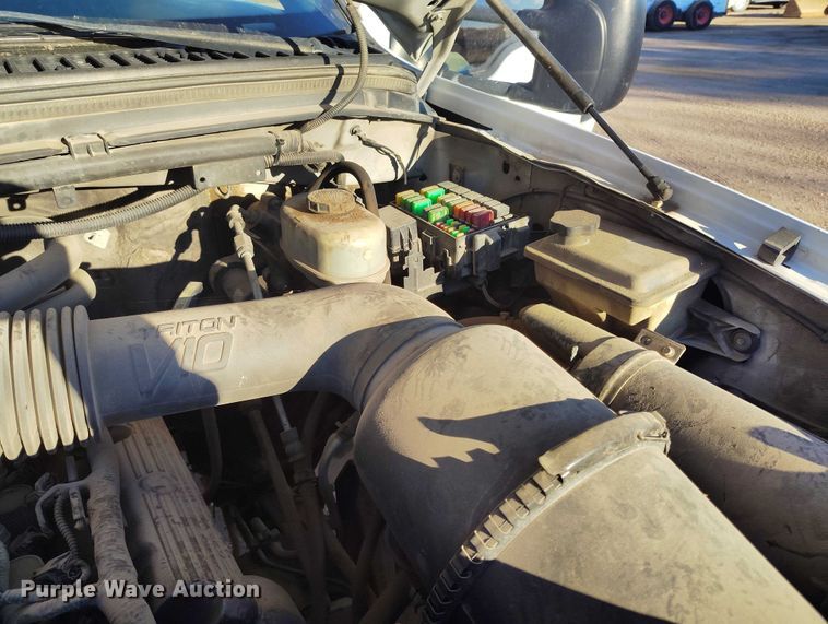 image for item IP9743 2000 Ford F450 Super Duty utility / service truck