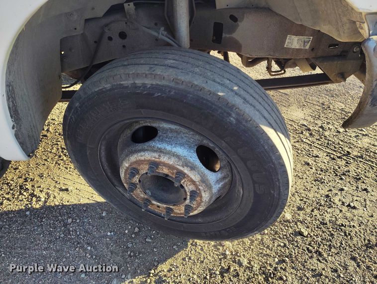 image for item IP9743 2000 Ford F450 Super Duty utility / service truck