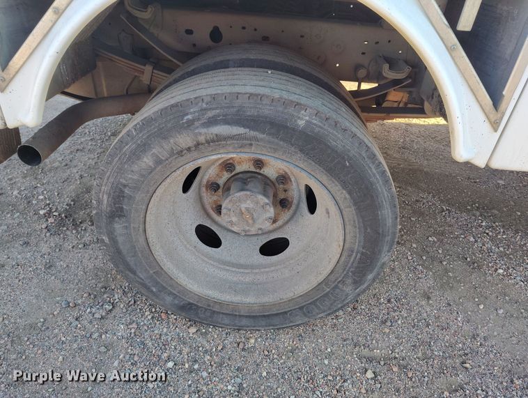 image for item IP9743 2000 Ford F450 Super Duty utility / service truck