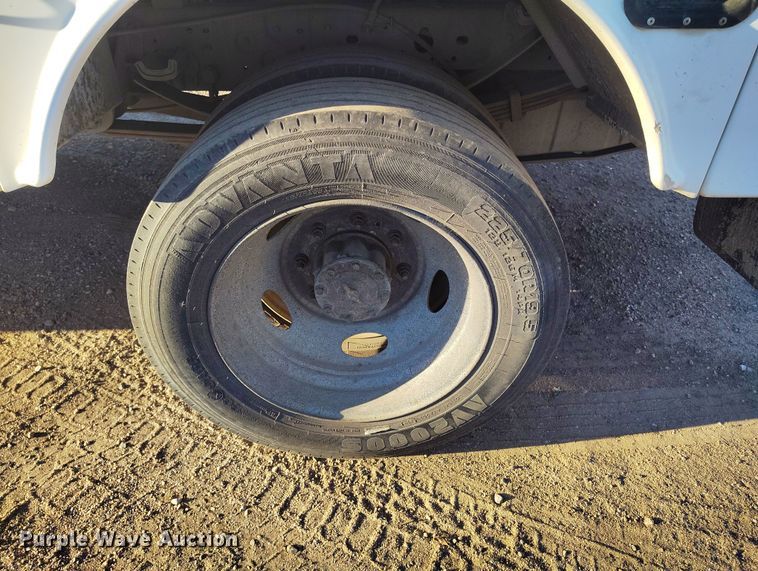 image for item IP9743 2000 Ford F450 Super Duty utility / service truck