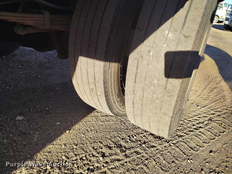 image for item IP9743 2000 Ford F450 Super Duty utility / service truck