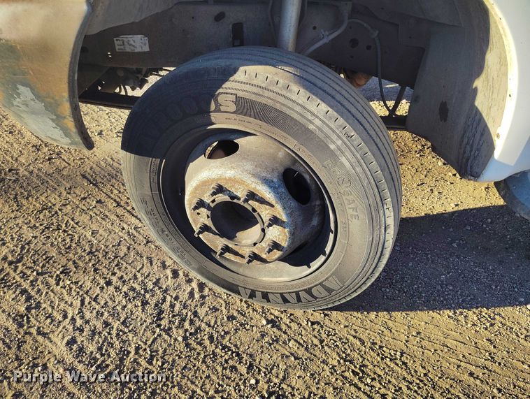 image for item IP9743 2000 Ford F450 Super Duty utility / service truck