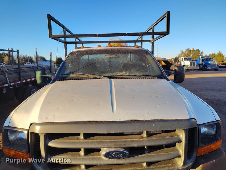 image for item IP9744 2000 Ford F450 Super Duty flatbed truck