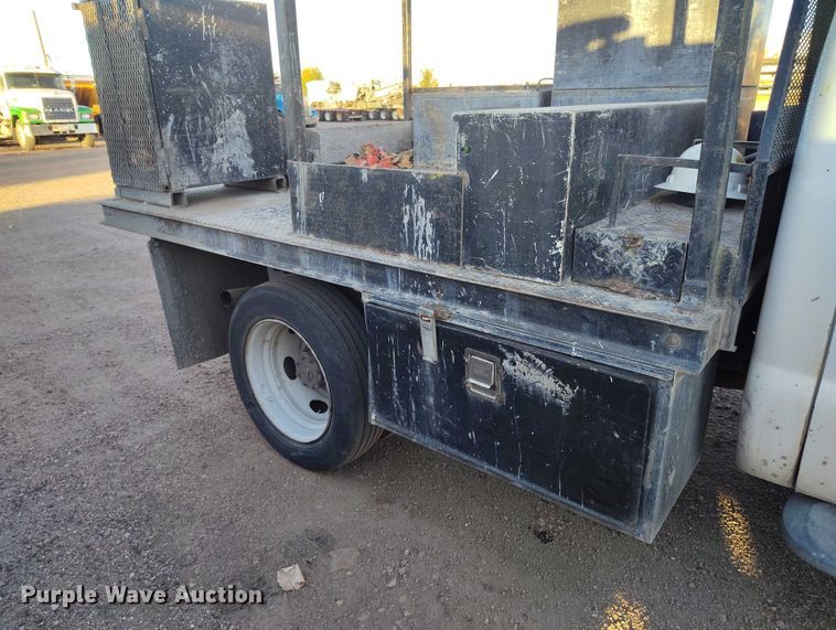 image for item IP9744 2000 Ford F450 Super Duty flatbed truck