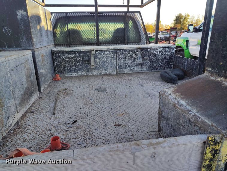 image for item IP9744 2000 Ford F450 Super Duty flatbed truck