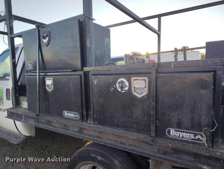 image for item IP9744 2000 Ford F450 Super Duty flatbed truck