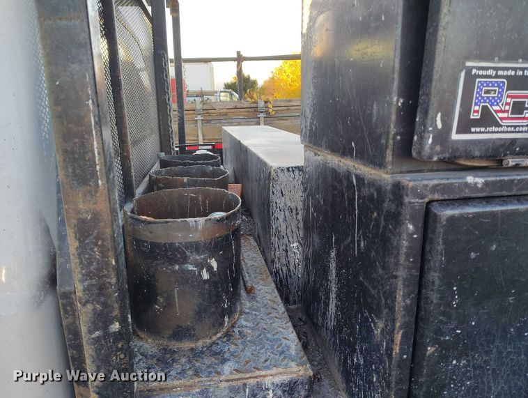 image for item IP9744 2000 Ford F450 Super Duty flatbed truck