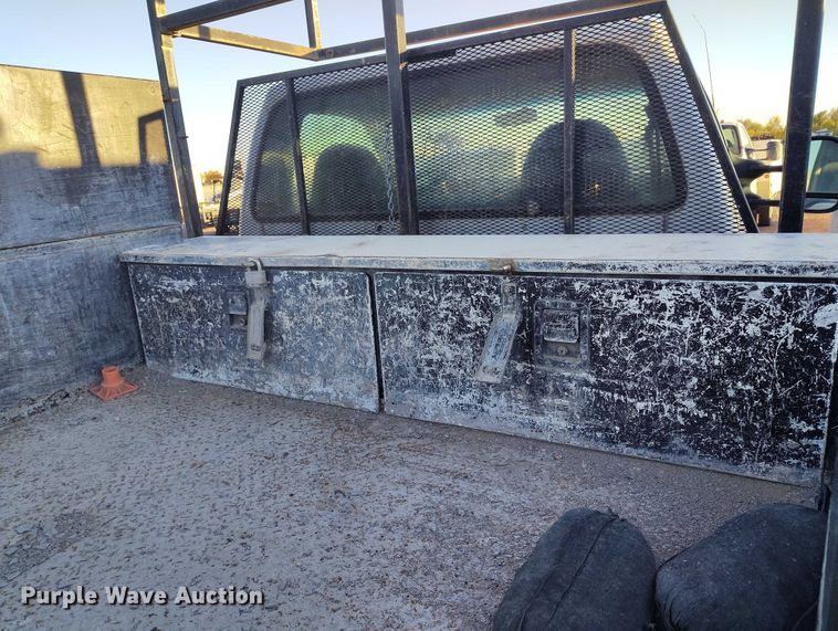 image for item IP9744 2000 Ford F450 Super Duty flatbed truck