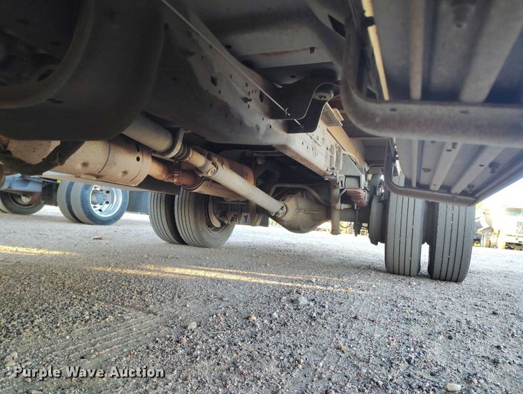 image for item IP9744 2000 Ford F450 Super Duty flatbed truck