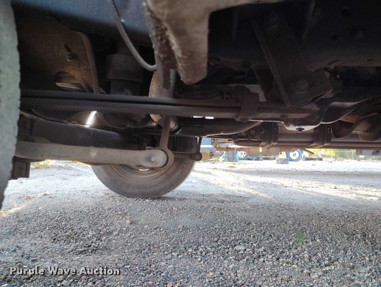 image for item IP9744 2000 Ford F450 Super Duty flatbed truck