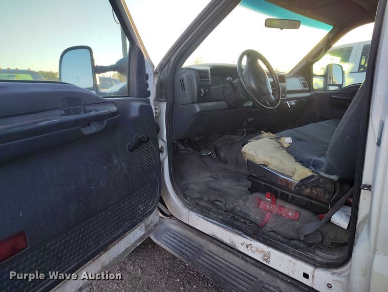 image for item IP9744 2000 Ford F450 Super Duty flatbed truck