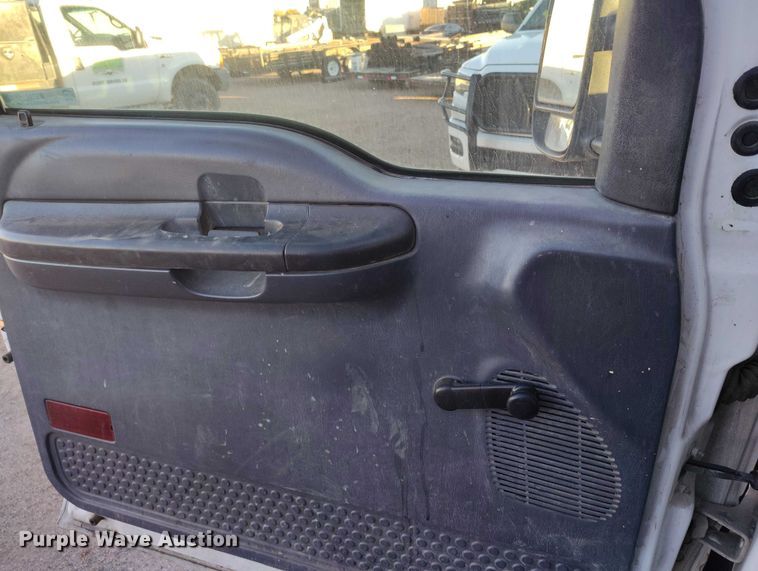 image for item IP9744 2000 Ford F450 Super Duty flatbed truck