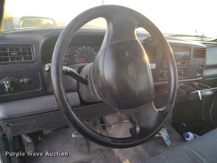 image for item IP9744 2000 Ford F450 Super Duty flatbed truck