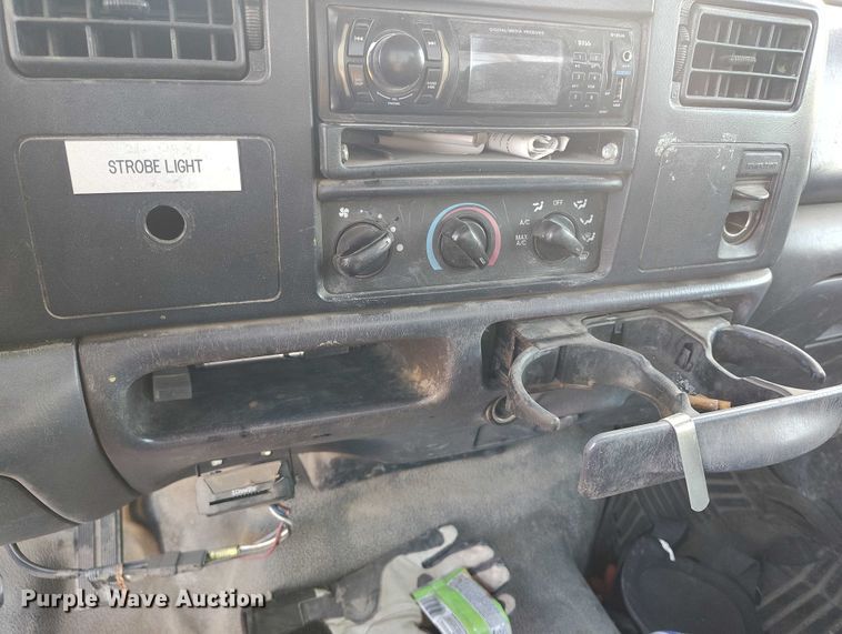 image for item IP9744 2000 Ford F450 Super Duty flatbed truck