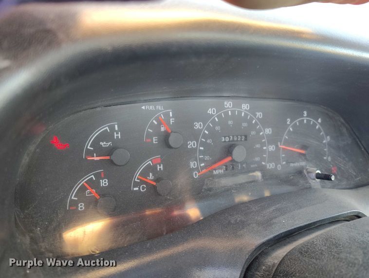 image for item IP9744 2000 Ford F450 Super Duty flatbed truck