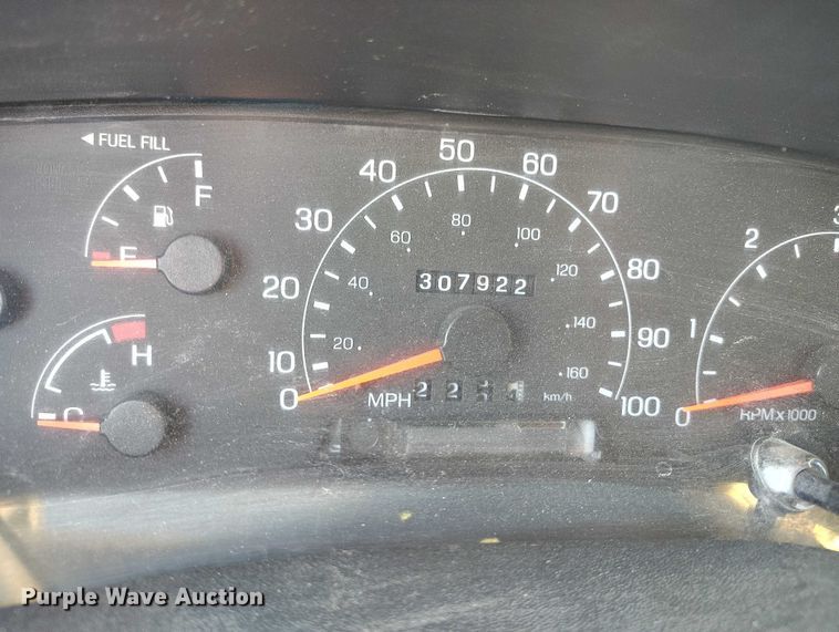 image for item IP9744 2000 Ford F450 Super Duty flatbed truck