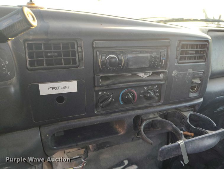 image for item IP9744 2000 Ford F450 Super Duty flatbed truck