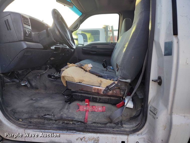 image for item IP9744 2000 Ford F450 Super Duty flatbed truck