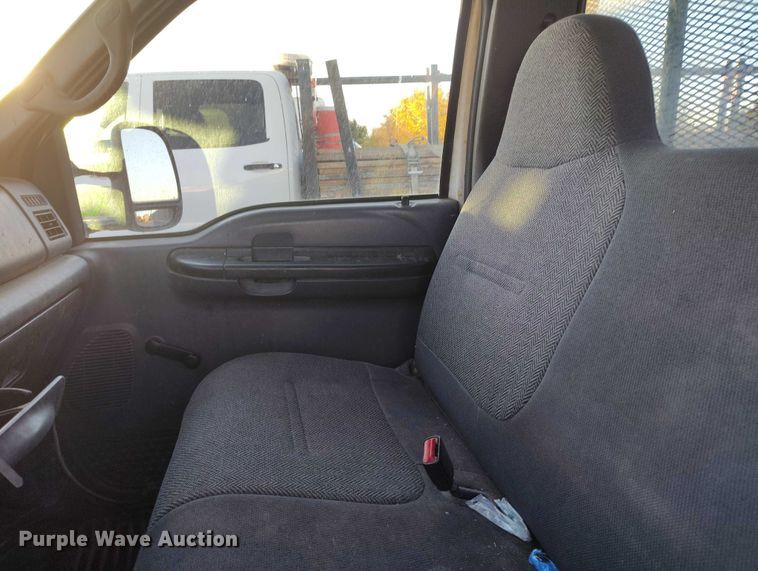 image for item IP9744 2000 Ford F450 Super Duty flatbed truck