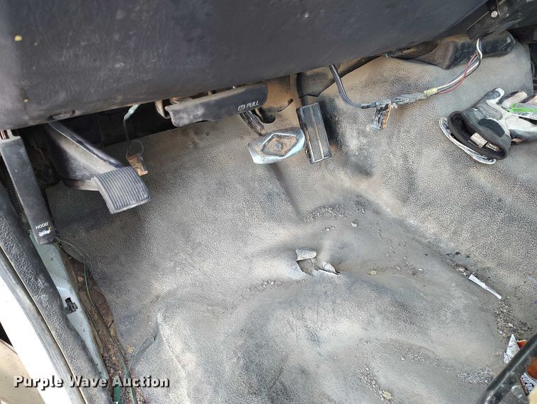 image for item IP9744 2000 Ford F450 Super Duty flatbed truck