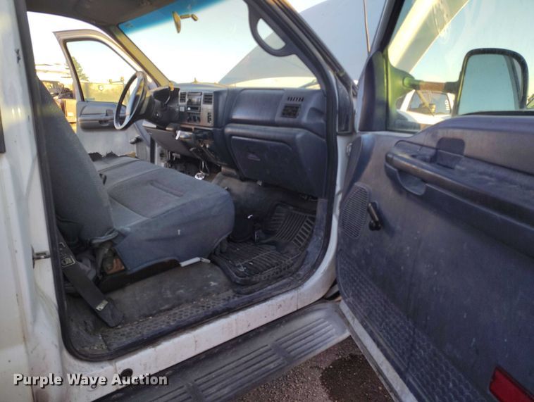 image for item IP9744 2000 Ford F450 Super Duty flatbed truck