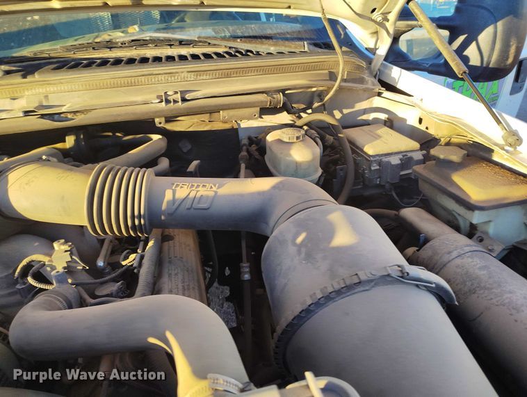 image for item IP9744 2000 Ford F450 Super Duty flatbed truck