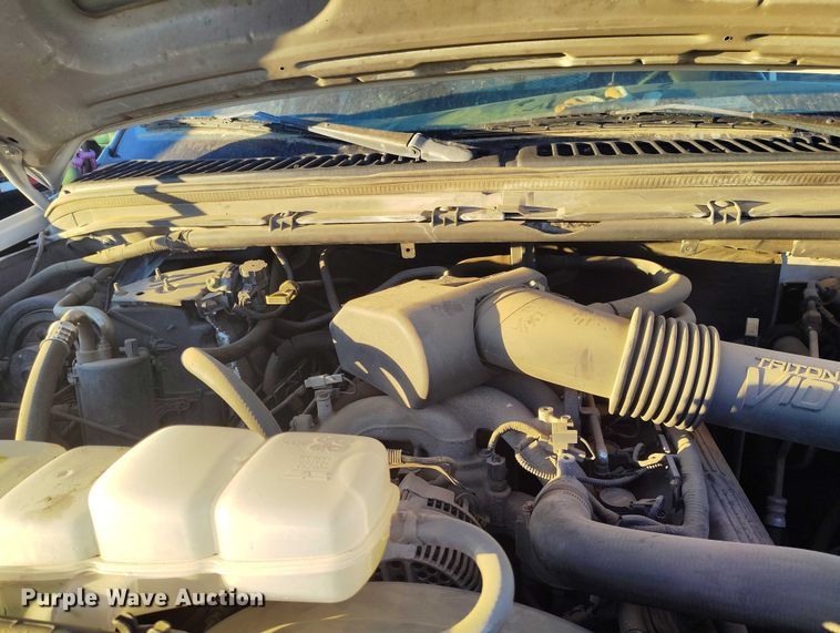 image for item IP9744 2000 Ford F450 Super Duty flatbed truck