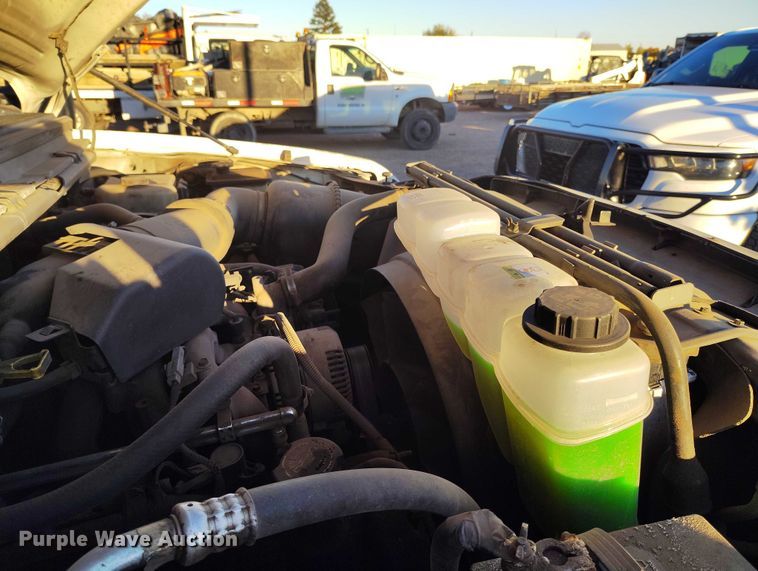 image for item IP9744 2000 Ford F450 Super Duty flatbed truck