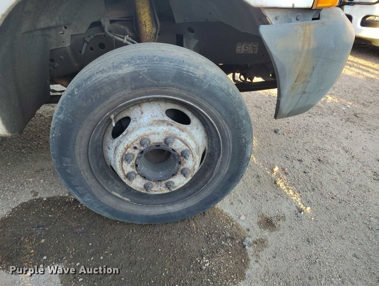 image for item IP9744 2000 Ford F450 Super Duty flatbed truck