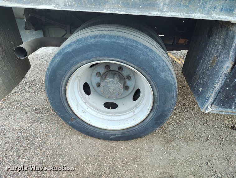 image for item IP9744 2000 Ford F450 Super Duty flatbed truck